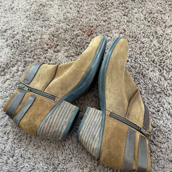 2 FOR $20 Clarks Spye Comet Tan Brown Suede Leather Booties Boots Size 6.5 - Picture 13 of 13